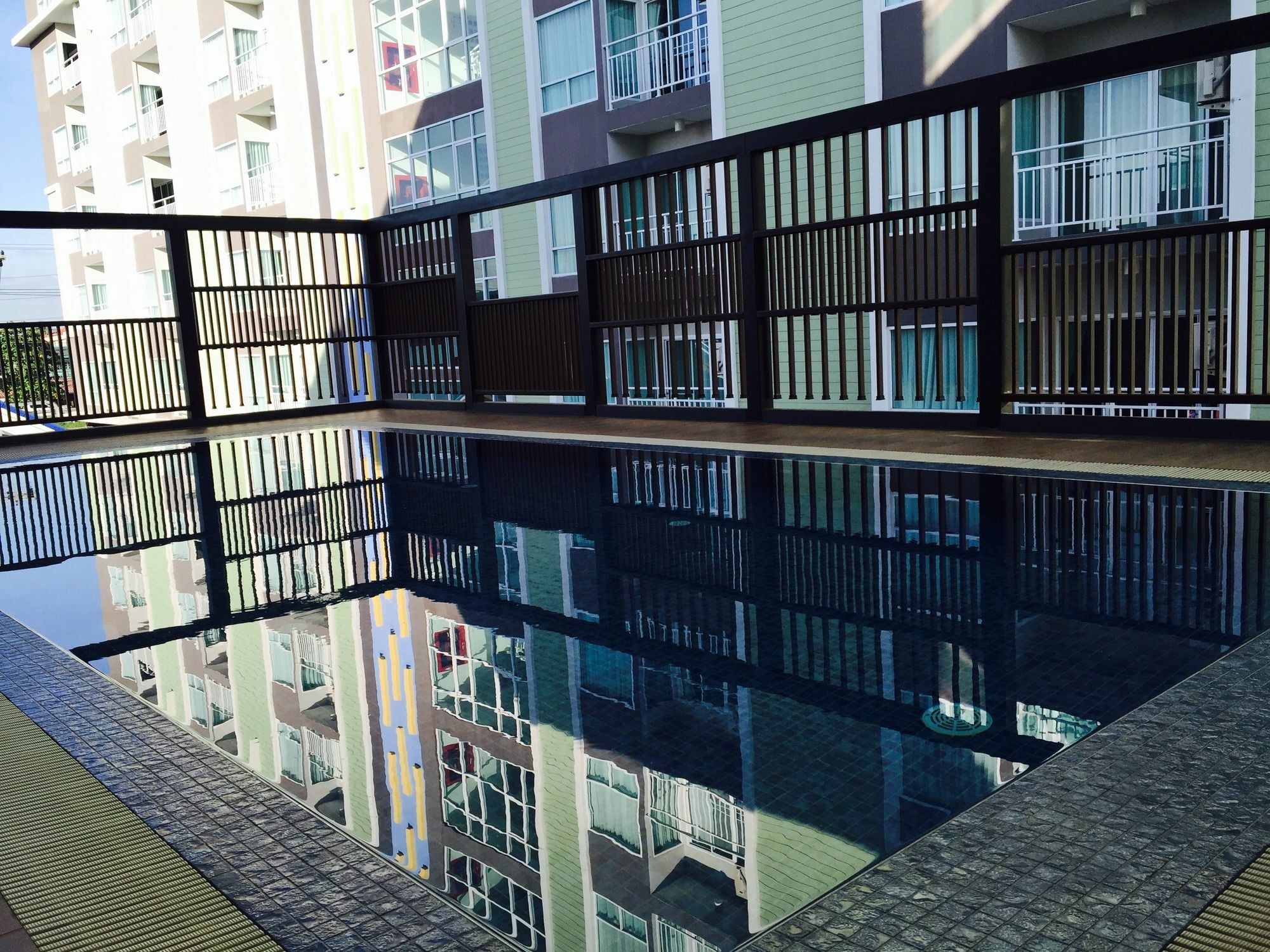 Aparthotel Modernbright Laemchabang Bang Lamung Zewnętrze zdjęcie