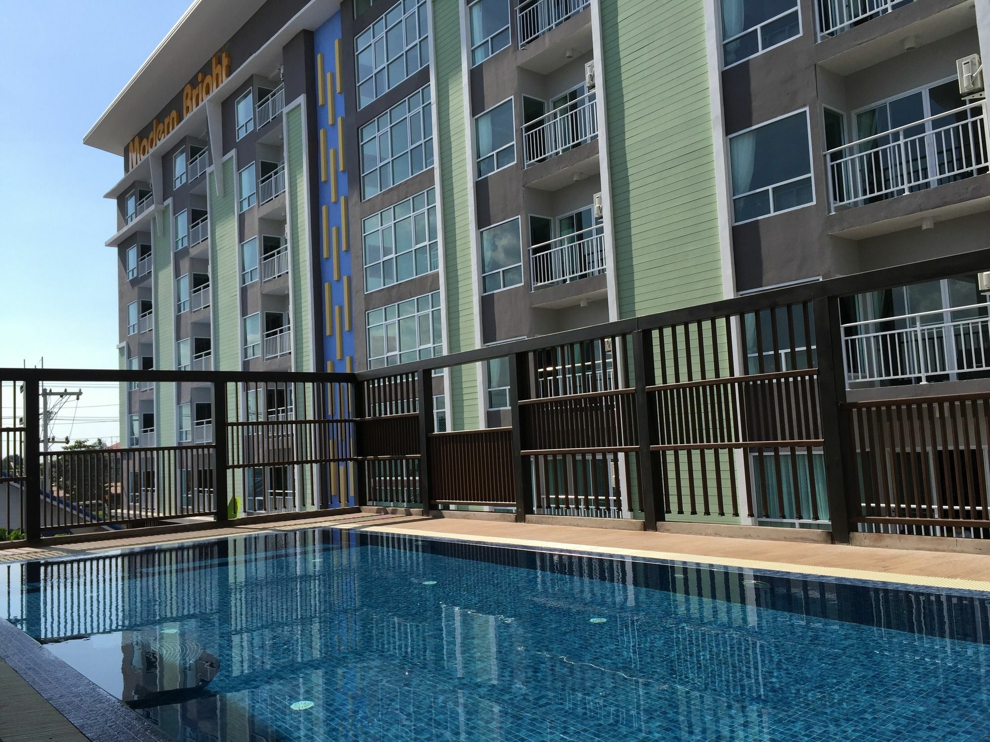 Aparthotel Modernbright Laemchabang Bang Lamung Zewnętrze zdjęcie